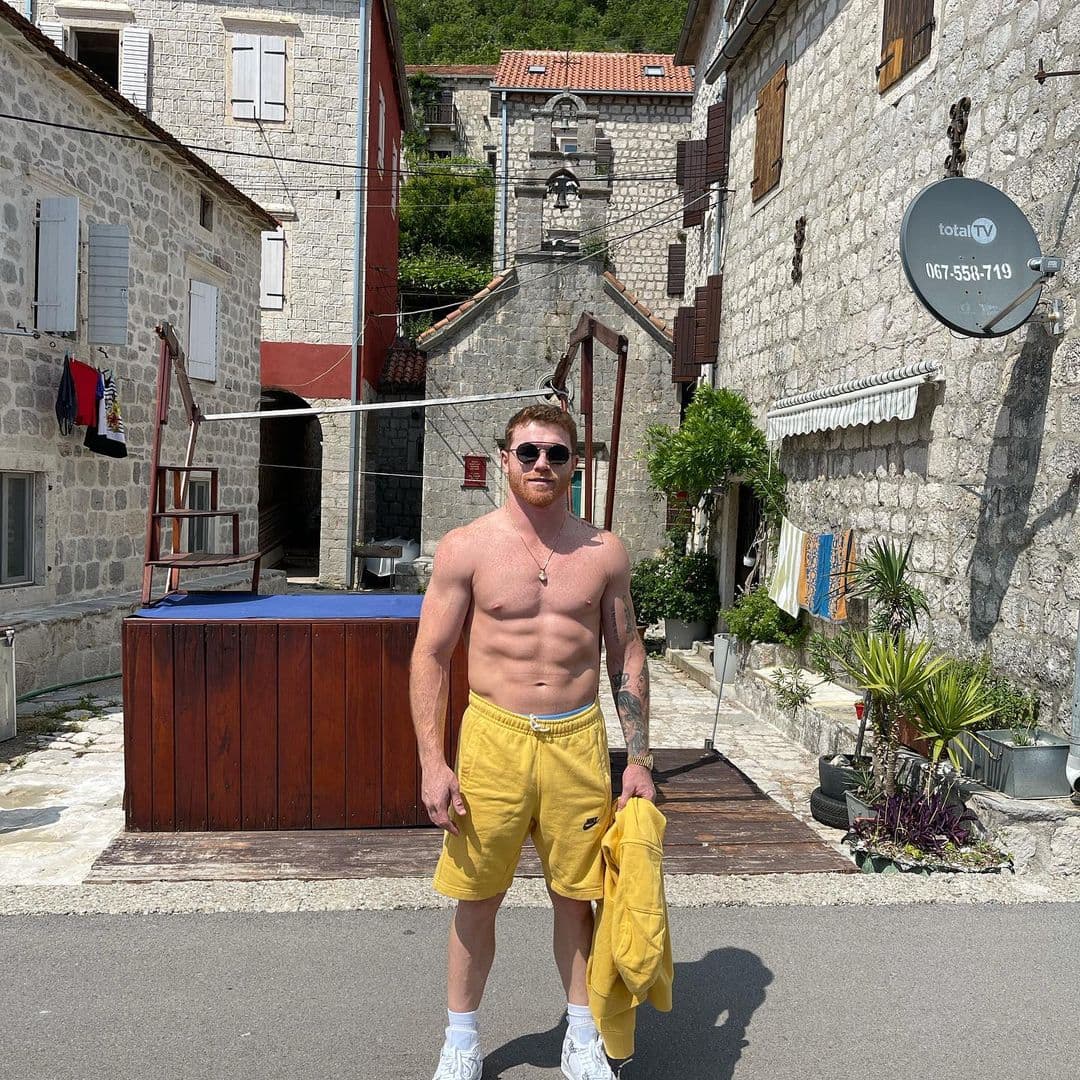 'Canelo' presumió de su 'six pack' mientras conocen cada rincón de Perast, en Montenegro.