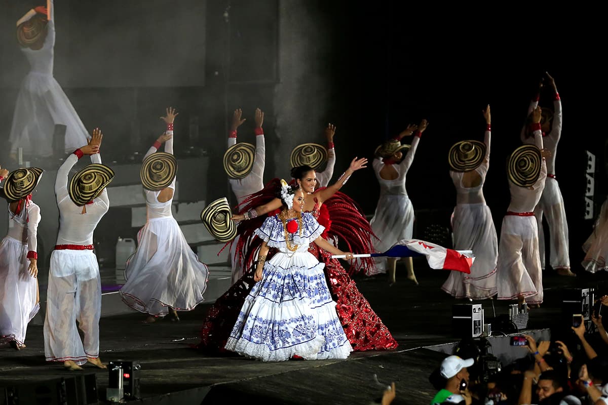 La reina del Carnaval de Panamá, Yanidia Mauré (centro) durante la clausura de los Juegos Centroamericanos y del Caribe en el Estadio Metropolitano Roberto Meléndez de Barranquilla.