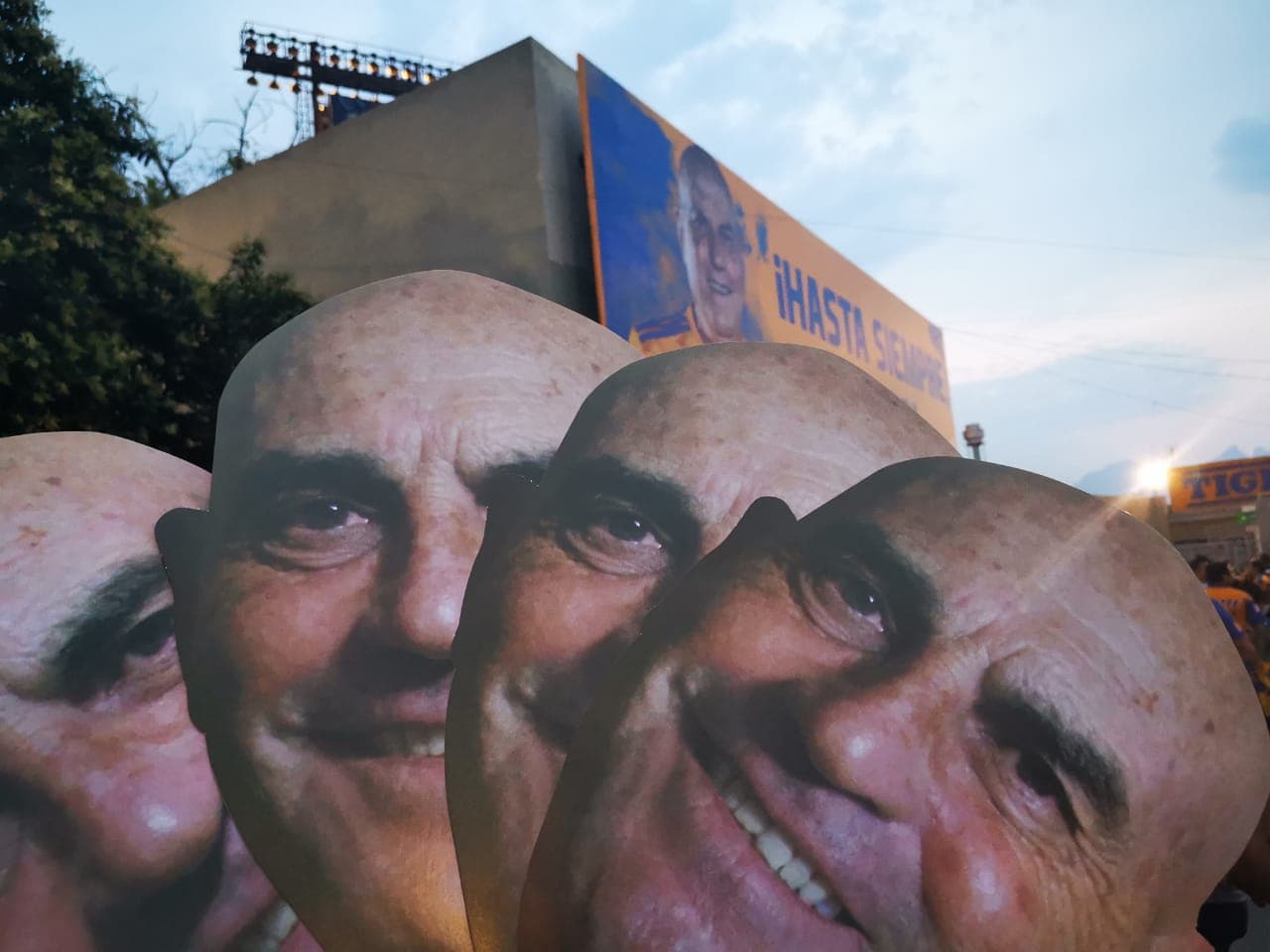 Aficionados de Tigres, mayoritariamente, y del León, tomaron por 'asalto' las inmediaciones del Estadio Universitario para atestiguar el juego de Ida de la Final del Clausura 2019 de la Liga MX en Monterrey. Se esmeraron y le pusieron un fantástico ambiente.