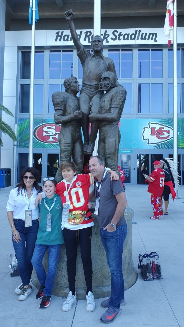 Así se vive el color en el Hard Rock Stadium de Florida previo al partido entre San Francisco 49ers y Kansas City Chiefs.