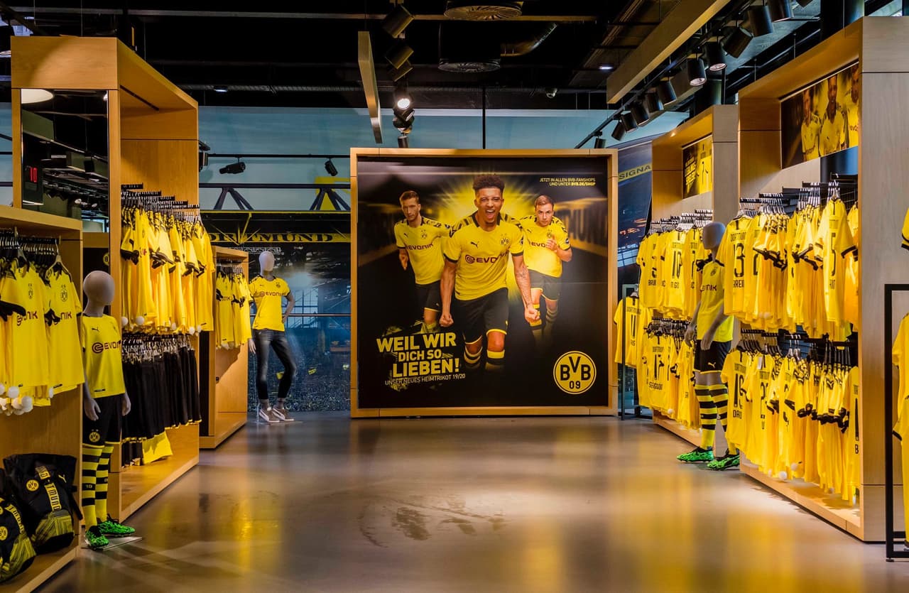 Borussia Dortmund realizó el lanzamiento de su nueva playera (con las tres de portero) para la siguiente temporada la cual usará por primera vez ante Borussia Monchengladbach en el cierre de la Bundesliga. El diseño abandona las mangas negras y regresa a una franja de ese color sobre los hombros con patrones. Además, celebra los 110 años del club con una frase en el cuello: "Ayer, hoy, mañana, para siempre".