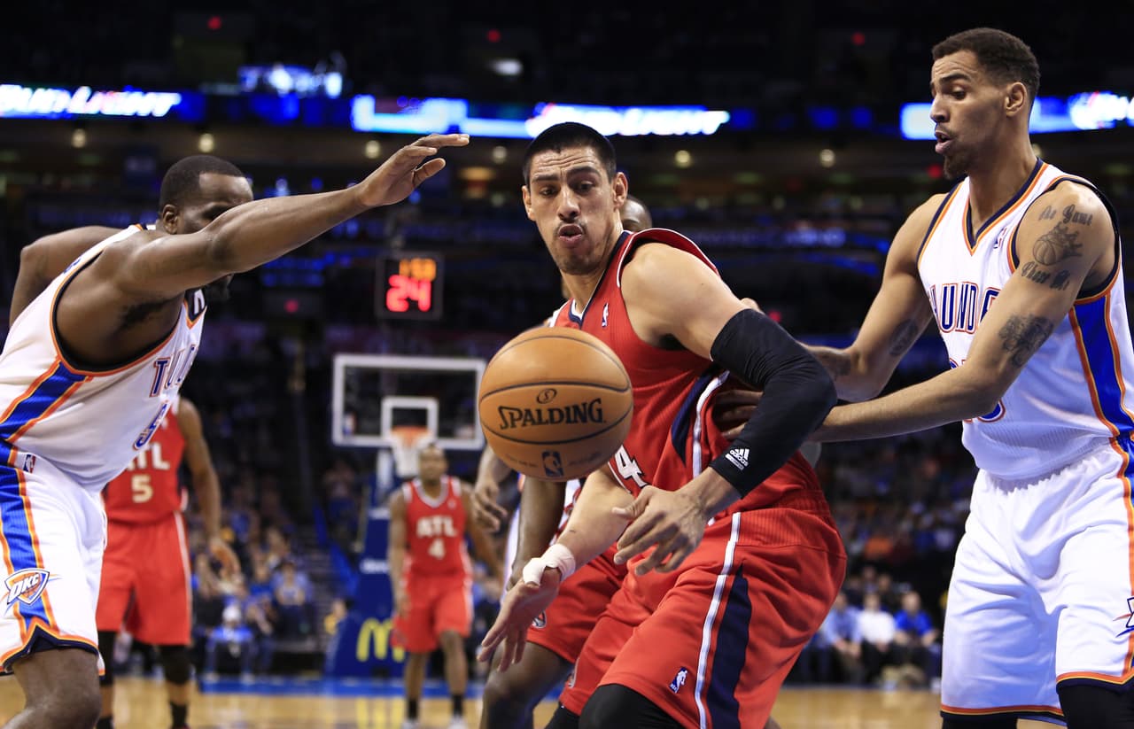 Gustavo Ayón. Nació el 1 de abril de 1985 en Nayarit. Antes de llegar a la NBA jugó en España para el Club Baloncesto Fuenlabrada. Llegó a la NBA en 2011 para jugar con los entonces New Orleans Hornets.