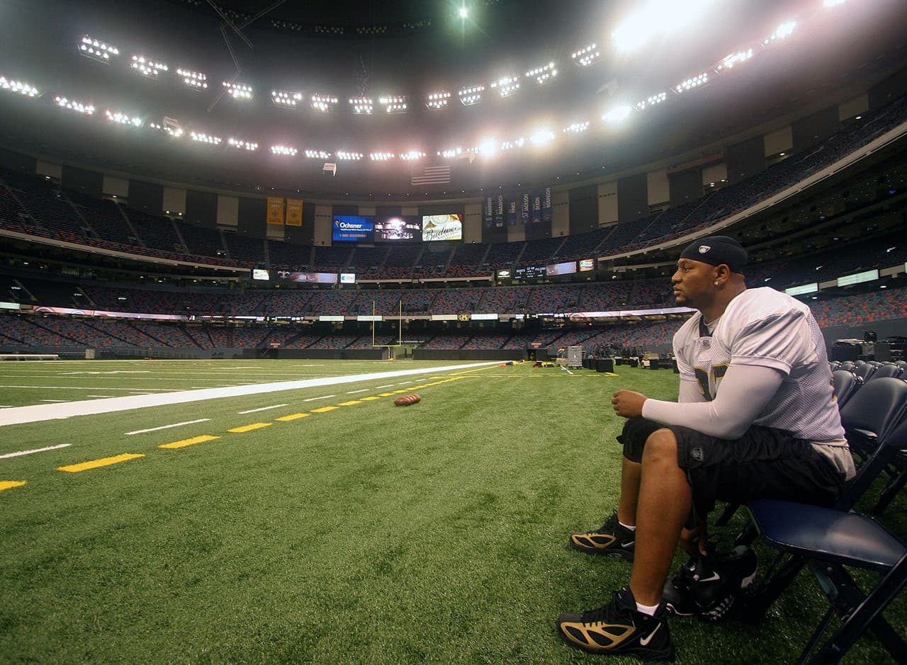 <b>El regreso a Nueva Orleans</b>
<br>El corredor de los New Orleans Saints, Deuce McAllister, se cambia sus zapatos durante la primera práctica del equipo de vuelta en el Superdome de Nueva Orleans el viernes 22 de septiembre del 2006.
