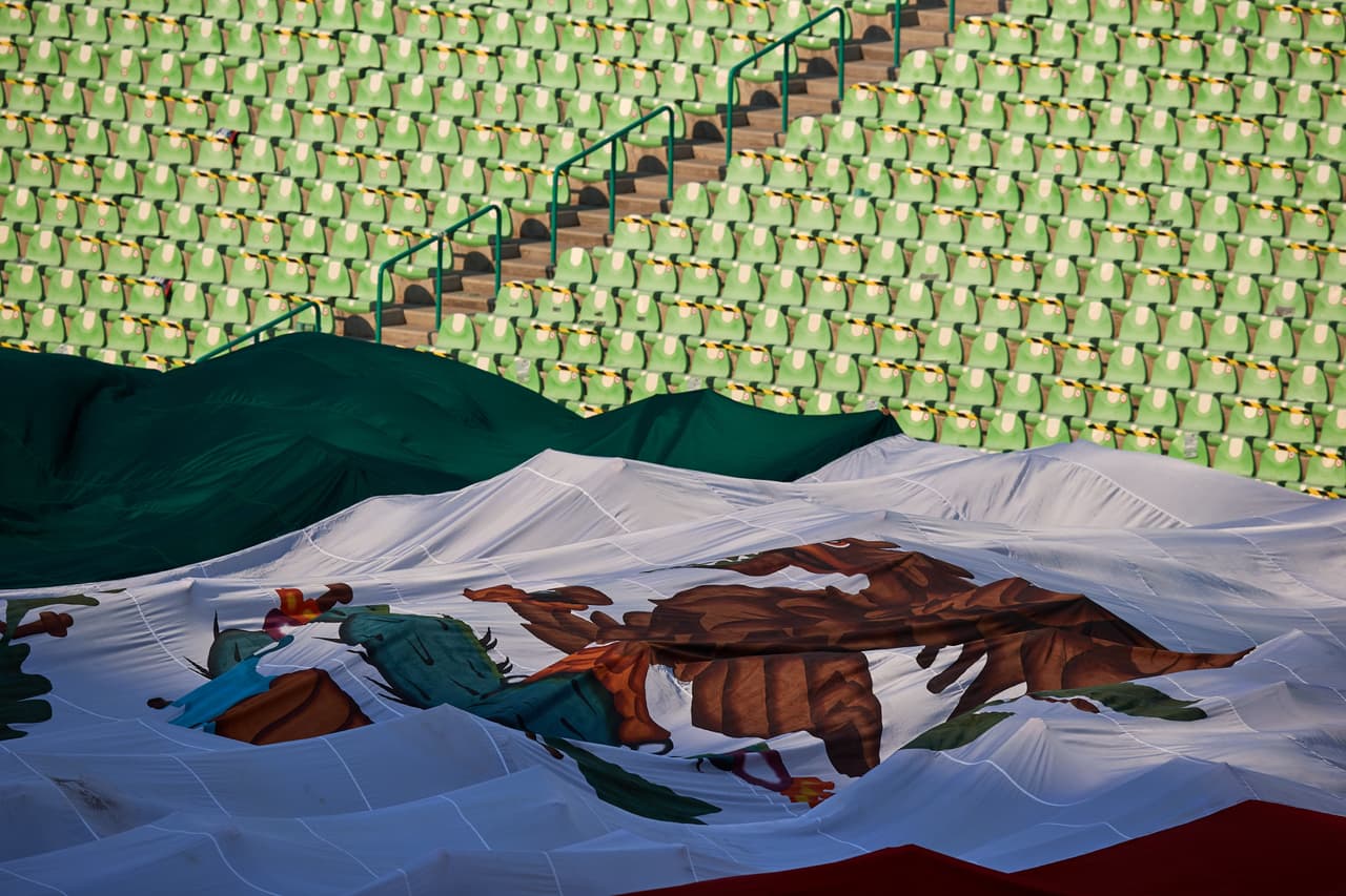 Con las respectivas medidas de salubridad, los aficionados toman lugar para disfrutar de los primeros 90 minutos de la final del futbol mexicano.