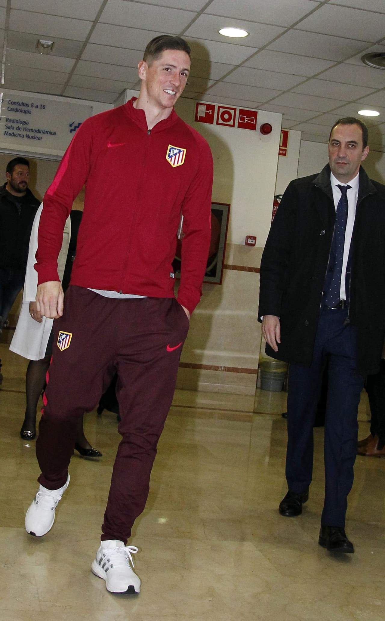 GRA128. A CORUÑA, 03/03/2017.- El delantero del Atlético de Madrid, Fernando Torres, a su salida de un centro hospitalario de A Coruña, donde fue ingresado en la noche de ayer tras un encontronazo con el jugador del Deportivo, Álex Bergantiños. Torres ha recibido el alta hospitalaria este viernes y a su salida de la clínica coruñesa en la que pasó la noche en observación ha agradecido las muestras de cariño que ha recibido y ha asegurado que "por suerte, ha quedado todo en un susto". EFE/Cabalar