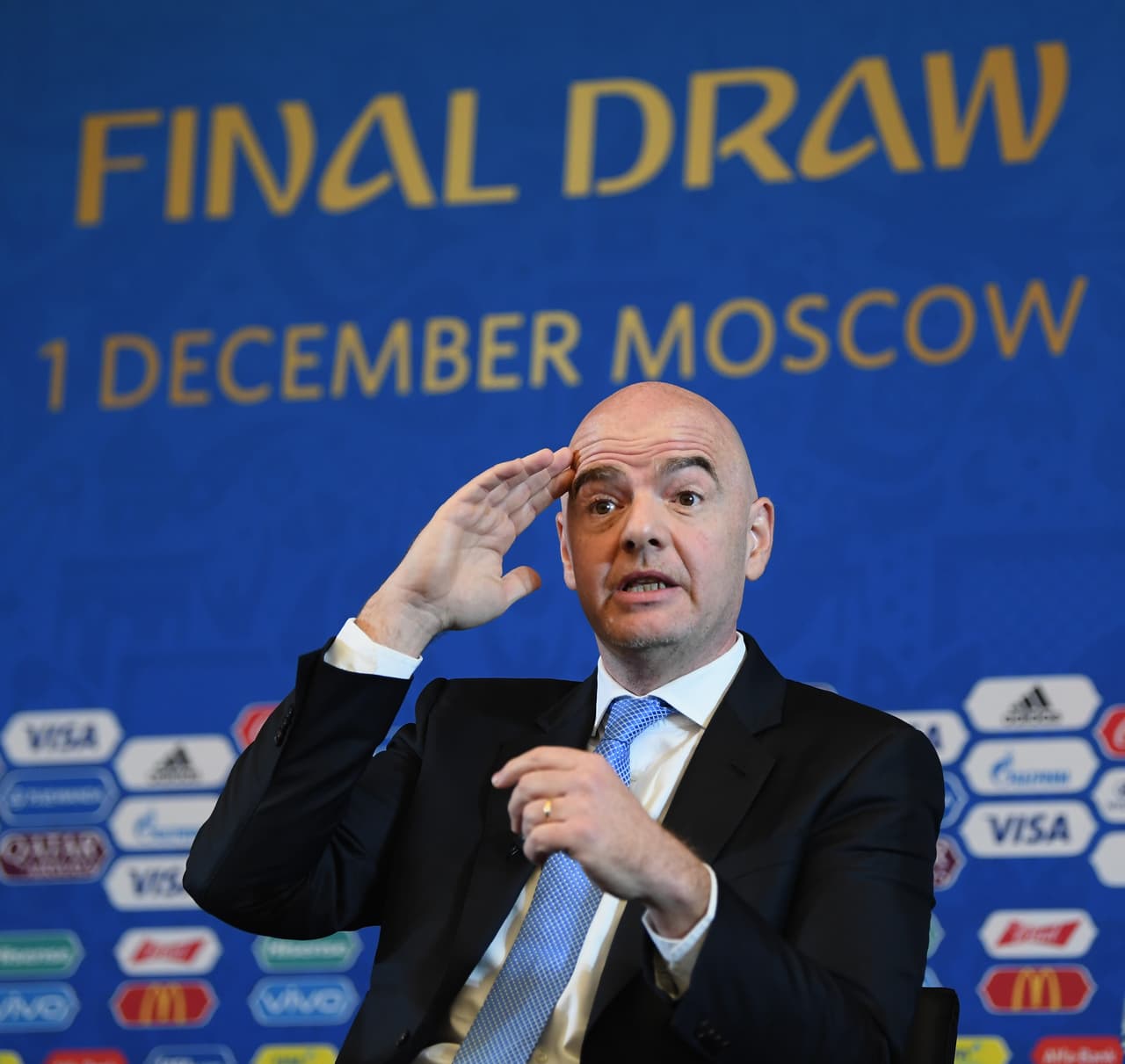 Infantino nombró a Pelé como "el mejor", con Maradona presente en el sorteo del Mundial