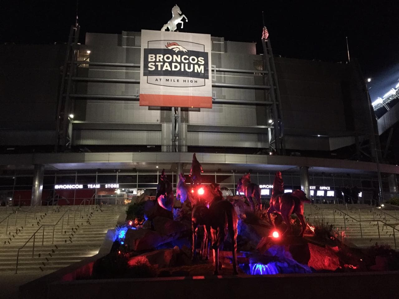 Y con esta espectacular imagen, Broncos Stadium se dispone a darle la bienvenida al Tri.
