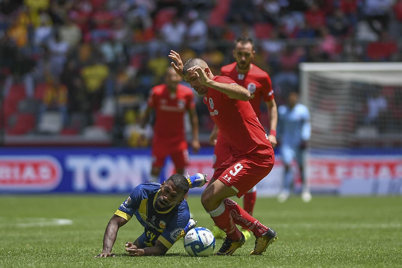 Gigliotti evita una barrida, contin con el balón y dispara a gol, sin éxito.
