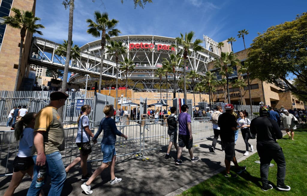 Así llegaron a Petco Park los aficionados a los San Diego Padres esperando entrar al parque de pelota para el duelo contra sus rivales de la División Oeste de la Liga Nacional, los San Francisco Giants.