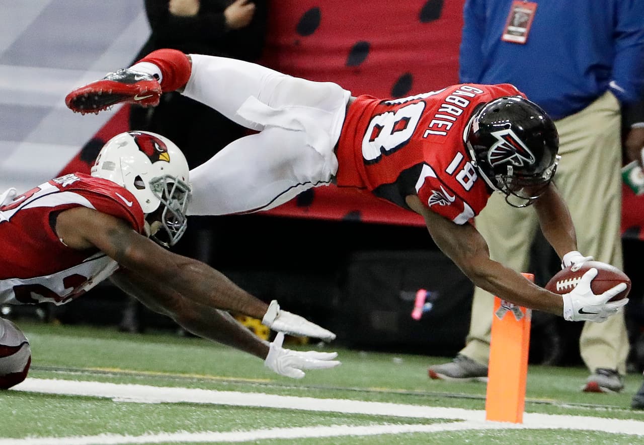 <b>Taylor Gabriel – WR, Atlanta Falcons</b>
<br>Los Halcones de Atlanta tienen una de las mejores ofensivas de la NFL y jornada a jornada se encargan de posicionar a un nuevo jugador estrella en su ataque. Esta ocasión quien se llevó los reflectores fue Taylor Gabriel, un habilidoso receptor que empieza a ganarse la confianza de Matt Ryan y que el domingo hizo pedazos a la dura defensiva de Arizona con sus dos escapadas de touchdown. Gabriel hizo un acarreo para 27 yardas y recibió cuatro pases que convirtió en 75 yardas y dos de ellos se encargó de que terminaran en las diagonales con base en pura velocidad y grandes movimientos.