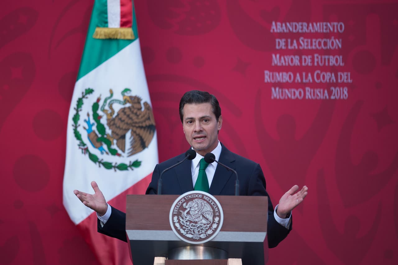 Cuerpo técnico, comandado por Juan Carlos Osorio, y jugadores de la selección mexicana de fútbol asistieron este jueves al abanderamiento a cargo del presidente Enrique Peña Nieto y la primera dama Angélica Rivera en la Residencia Oficial de Los Pinos. La bandera tricolor la recibió Héctor Moreno y las palabras del equipo las entregó Rafa Márquez.
