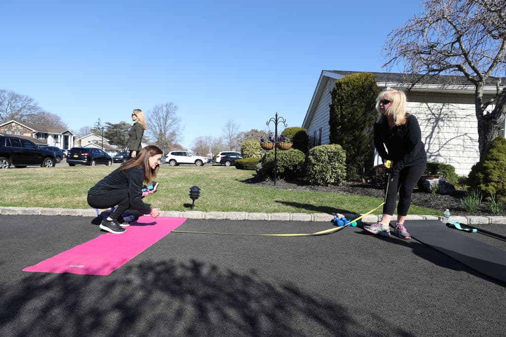 Tras la emergencia del coronavirus, Jamie Benedik organizó clases de fitness a puerta abierta en Long Island. Los asistentes tomaron la sesión conservando una distancia prudente entre ellos.