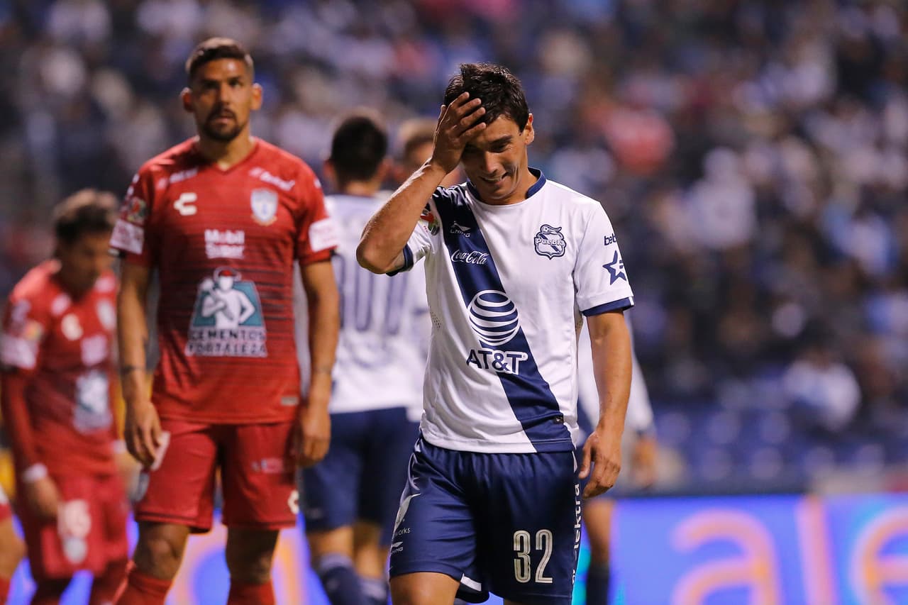 El Puebla no encontraba los caminos del empate y el argentino Matías Alustiza (centro) no ocultaba su frustración.