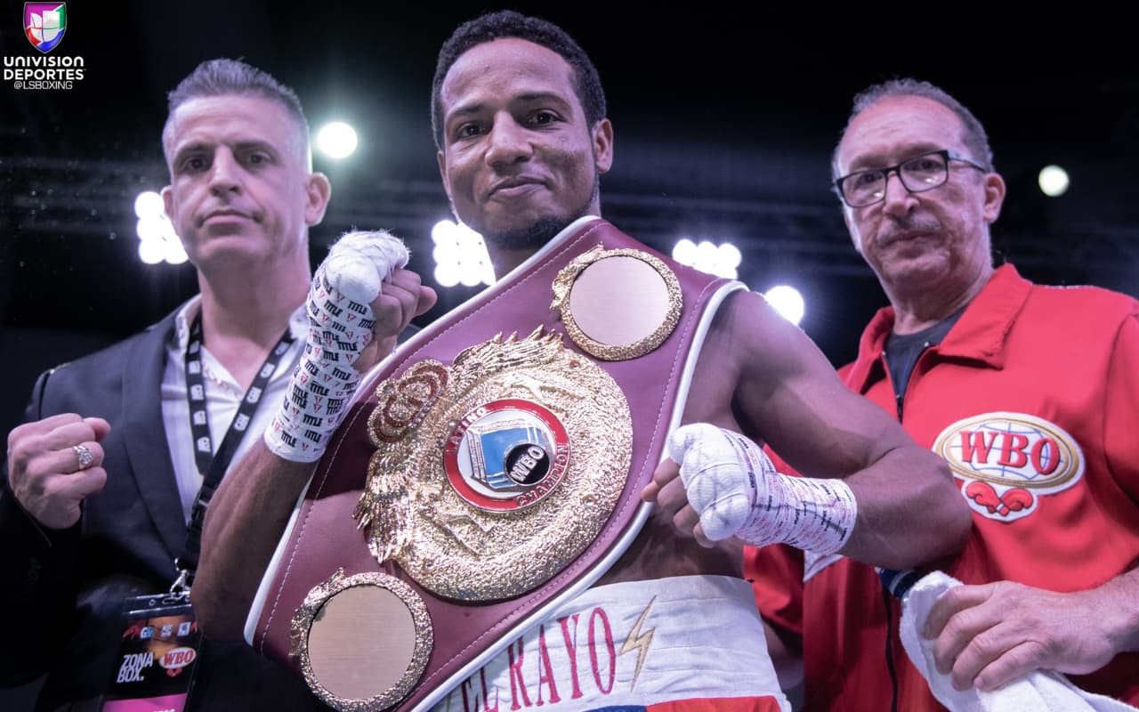 En otra pelea de título, Yenifel Vicente (34-3-2, 26KOs) de Miami, Florida pero representando a República Dominicana, venció a Victor Proa (29-6-2, 22KOs) de Nuevo León, México al minuto con 22 segundos de la primera ronda para defender con éxito su cetro supergallo latino de la OMB.