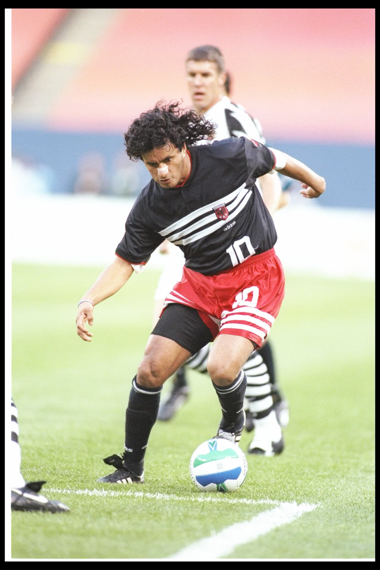A lo largo de los años, D.C. United ha mantenido el negro y rojo de sus colores. La primera camiseta es mostrada aquí por Marco ‘El Diablo’ Etcheverry.