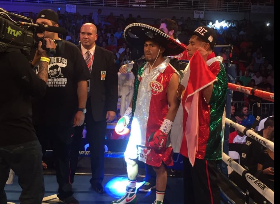 El mexicano César Juárez peleó contra Nonito Donaire el 11 de diciembre en Puerto Rico. El azteca era carne de cañón, y aunque visitó dos veces la lona, demostró tener un corazón de guerrero, presionó e hizo sufrir de más al filipino, que si bien ganó, su cara estaba bastante dañada; corte en ambas cejas y el pómulo derecho inflamado y morado.