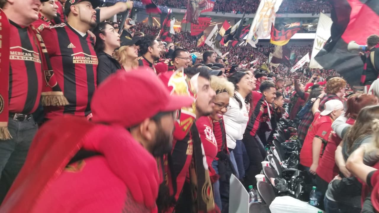 Los fanáticos de Atlanta United animando a su equipo en la MLS Cup contra Portland Timbers en el Mercedes-Benz Stadium.