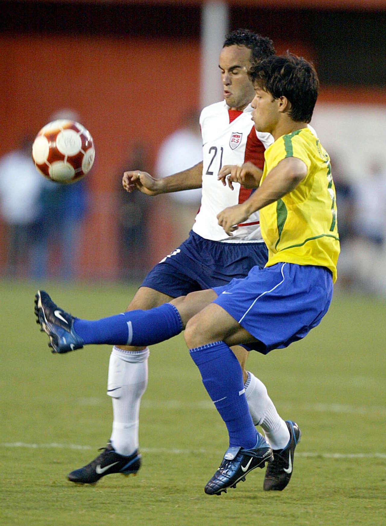Brasil regresó a una Copa Oro para la edición del 2003 -su última participación en Concacaf-. La Verdeamarela volvió a clasificar a la Final, pero de nueva cuenta la perdió ante México (1-0) con gol de oro de Daniel Osorno al minuto 98.