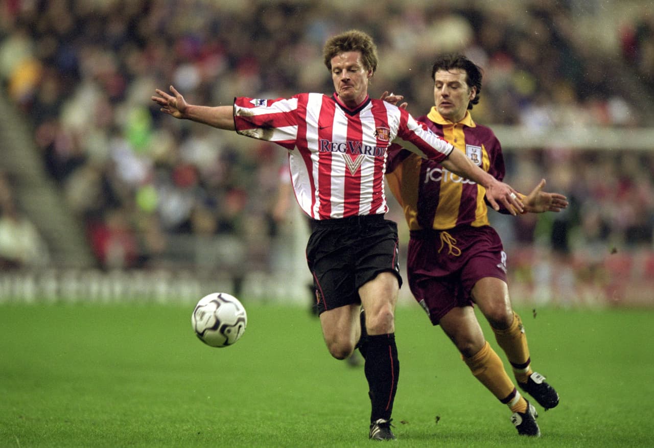 En su paso por Sunderland entre 1999 y 2003, el sueco Stefan Schwarz tenía en su contrato el impedimento de viajar al espacio, tras
<a href="http://http://news.bbc.co.uk/2/hi/sport/football/fa_carling_premiership/410156.stm" target="_blank">conocer que un consejero del jugador tenía un tiquete para esos vuelos.</a>