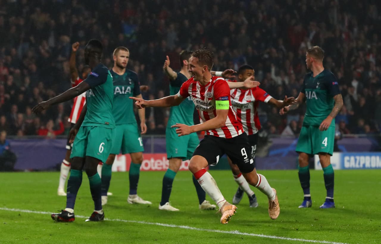 Y lo que se veía venir, al minuto 87, el PSV sacó provechó de su superioridad numérica y con de Jong encontró la igualdad con un toque sutil.