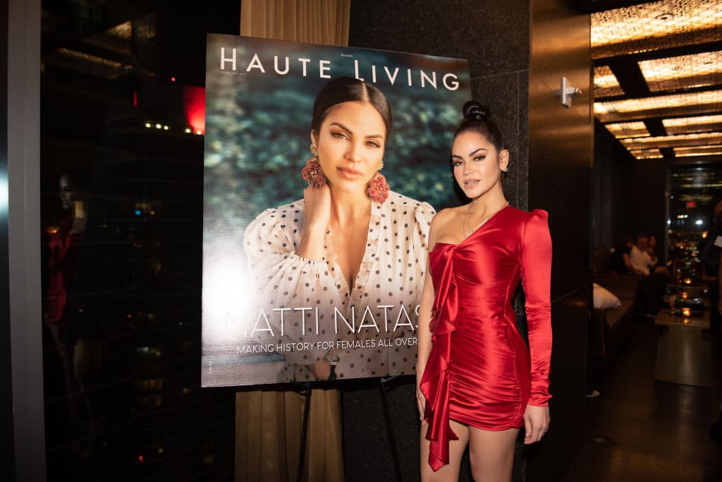 El primer sencillo de la artista dominicana se llamó, ‘Otra Cosa’ y fue una colaboración con el reconocido artista Daddy Yankee.