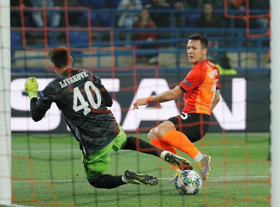 Finalmente al minuto 16 Konoplianka, jugador del Shakhtar anota gol.