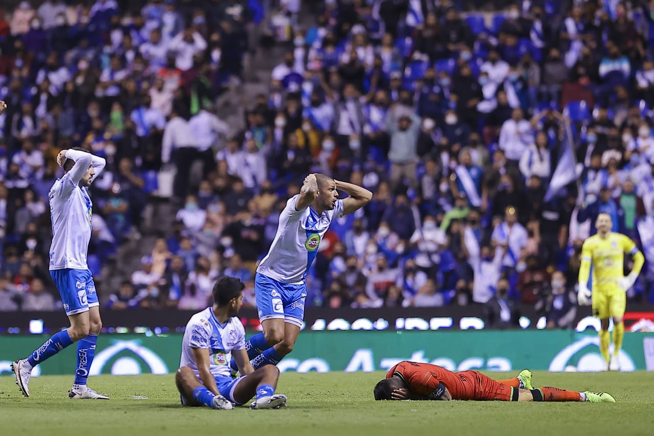 El primer tiempo careció de ocasiones de gol en ambas porterías. Ambas escuadras tuvieron presencia en el área, pero sin el toque final.