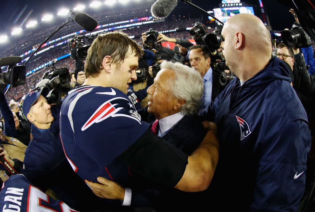 Robert Kraft, el dueño de los New England Pats festeja con Tom Brady el campeonato de la AFC, conseguido sobre Jacksonville Jaguars en 2018.