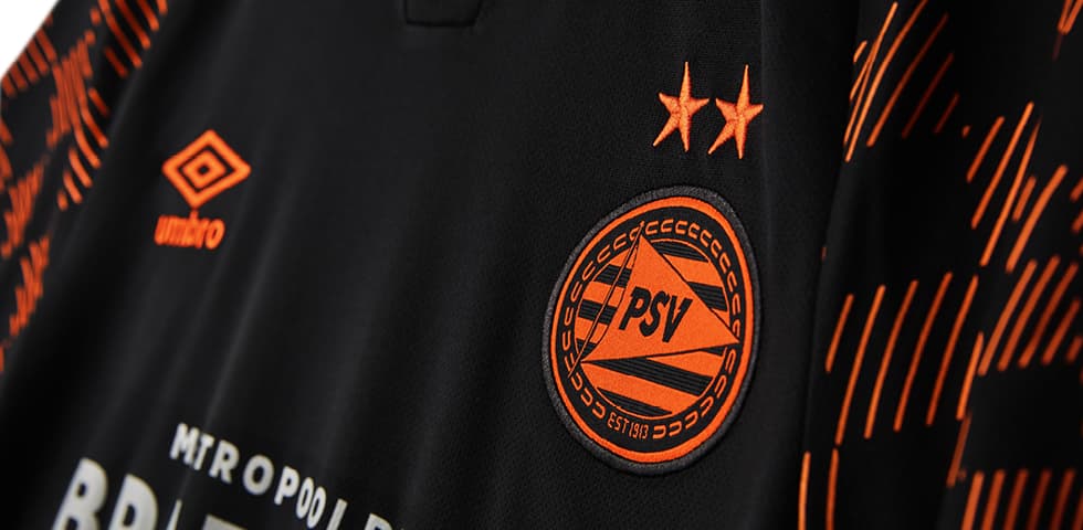 Ganándose elogios de todo el mundo, el PSV Eindhoven ha lanzado su tercer uniforme para la próxima temporada el cual tiene el negro y el naranja como protagonistas. Además, cuenta con un patrón ajedrezado en las mangas. ¿La usarán Erick Gutiérrez e Hirving Lozano?