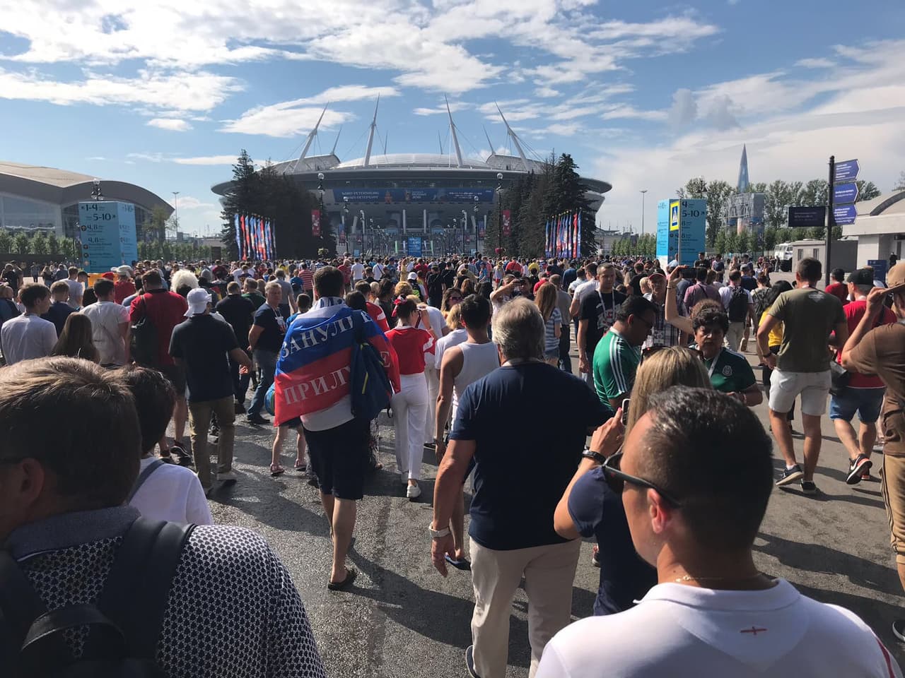 Los fanáticos se acercan al estadio de San Petersburgo para disfrutar de la definición del tercer lugar del Mundial de Rusia 2018 entre Bélgica e Inglaterra.