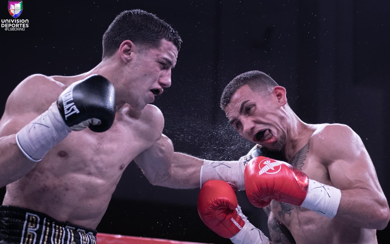 Rivera comenzó con fuerza y velocidad, pero el mexicoestadounidense resistió todo. A Rivera le contaron una caída en la décima ronda, y finalmente Sánchez ganaría por decisión unánime el título juvenil vacante pluma de la OMB.