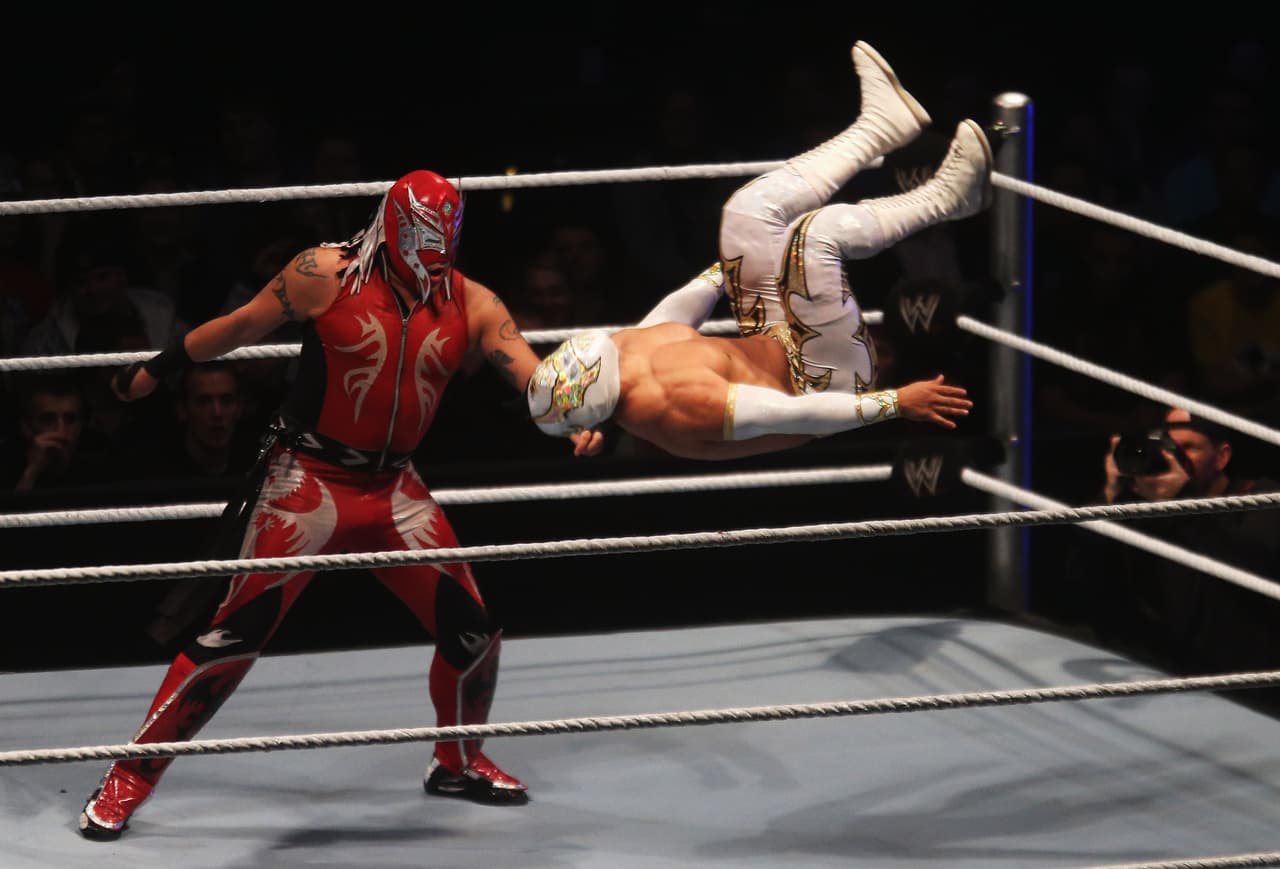 Por su parte, Rey Mysterio le abría camino a otras figuras de la lucha que representaran a los latinos en la industria de WWE.