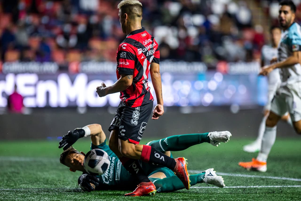 El encuentro se mantuvo cerrado y sin muchas ideas en ambos bandos; tras 90 minutos solo 4 remates al arco fueron contabilizados.