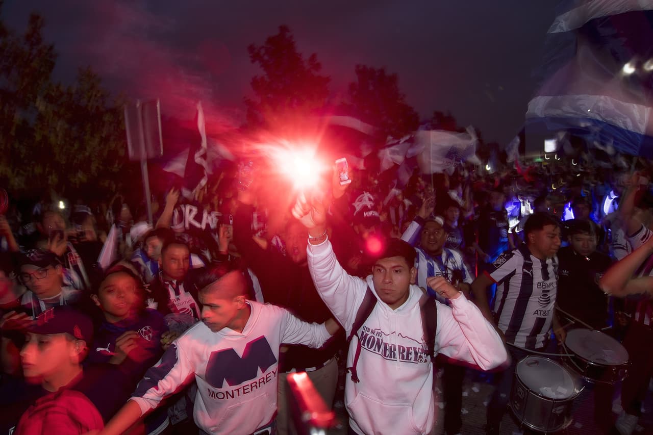 La afición de Rayados muestra confianza en su equipo y llega al Estadio con banderas, cánticos y bengalas.
