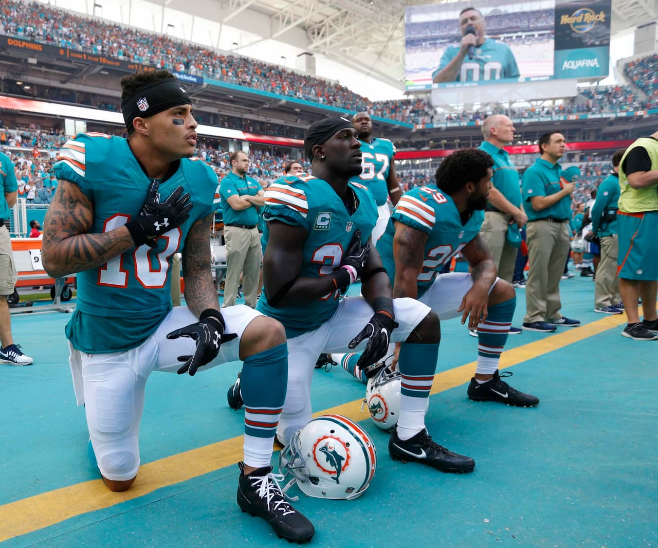 Jugadores de los Dolphins protestando por la injuusticia racial en su país.