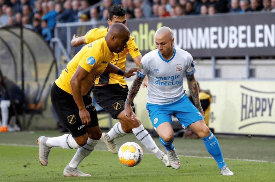 Angeliño, por la banda, era uno de los jugadores más movidos de la visita y el que llevaba más peligro al área.