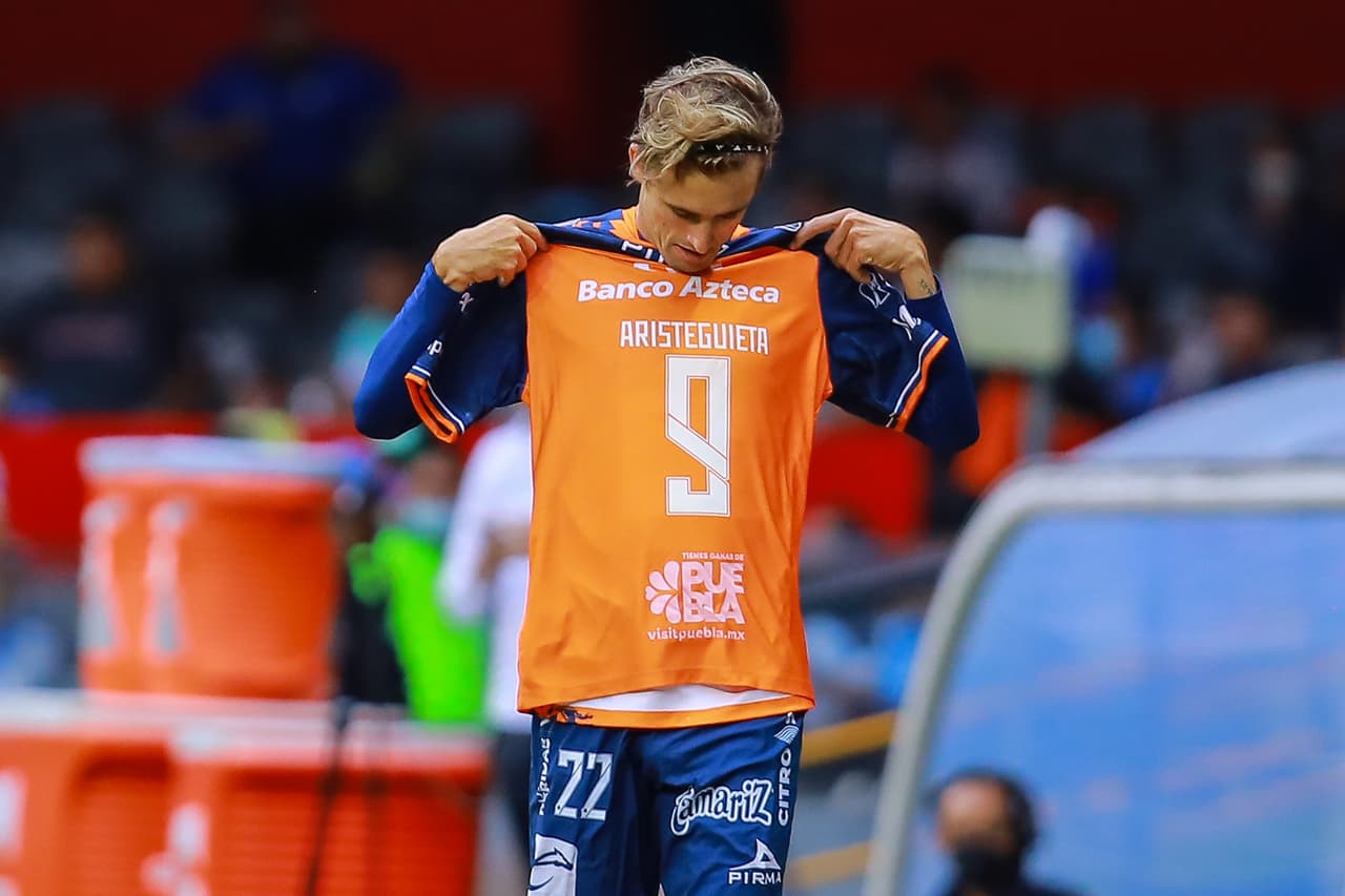 Jordi Cortizo celebra mostrando el dorsal 9 de Fernando Aristeguieta