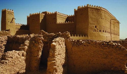 Diriyah es la casa de At-Turaif, denominado Patrimonio de la Humanidad por la UNESCO. Simboliza la rica historia de los Saudis. Su restauración y preservación permite que las personas puedan vivir la experiencia de un auténtico ambiente que Reyes y Héroes vivieron.
