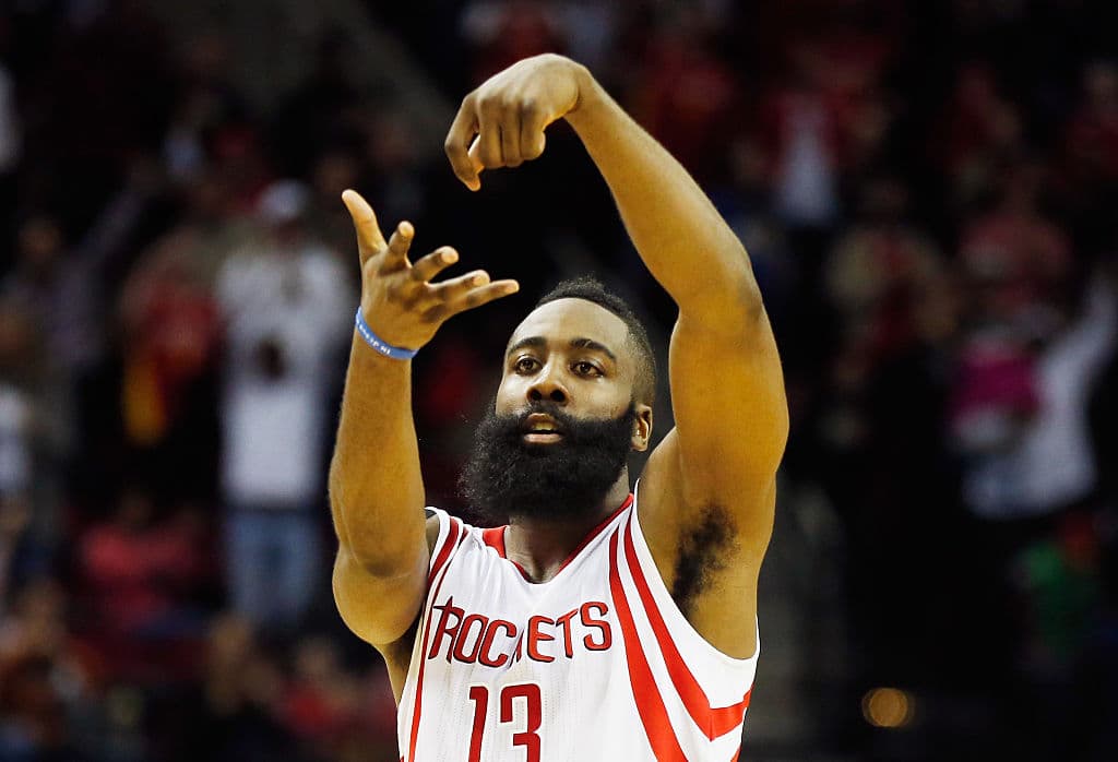 <b>2) James Harden (Houston Rockets)</b>. Difícil que 'La Barba' empate o mejor sus 30.4 puntos por juego de 2017-18 pero proyecta mejoras en asistencias y en rebotes. Y no dejará de anotar como loco.