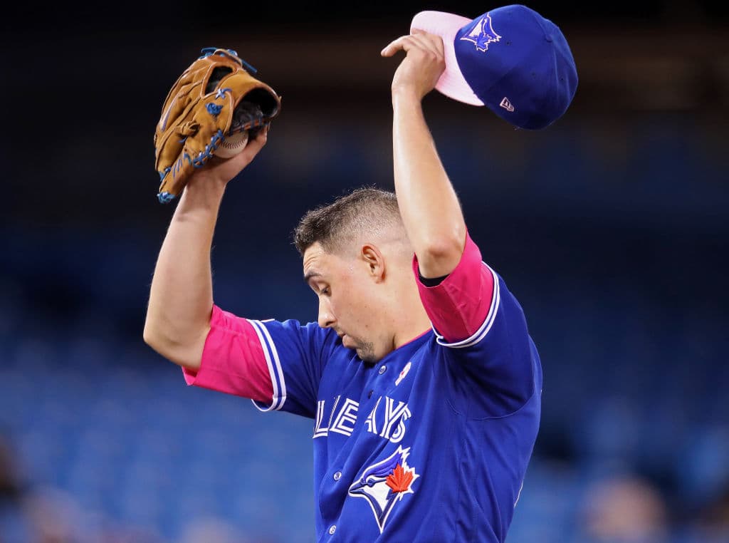Con mensajes en el rostro, en los zapatos, con guenteletas, muñequeras, guantes, bates y detalles en las bases y otras señales, los peloteros en las Ligas Mayores celebraron el Día de las Madres tiñendo los diamantes de Major League Baseball de rosa.