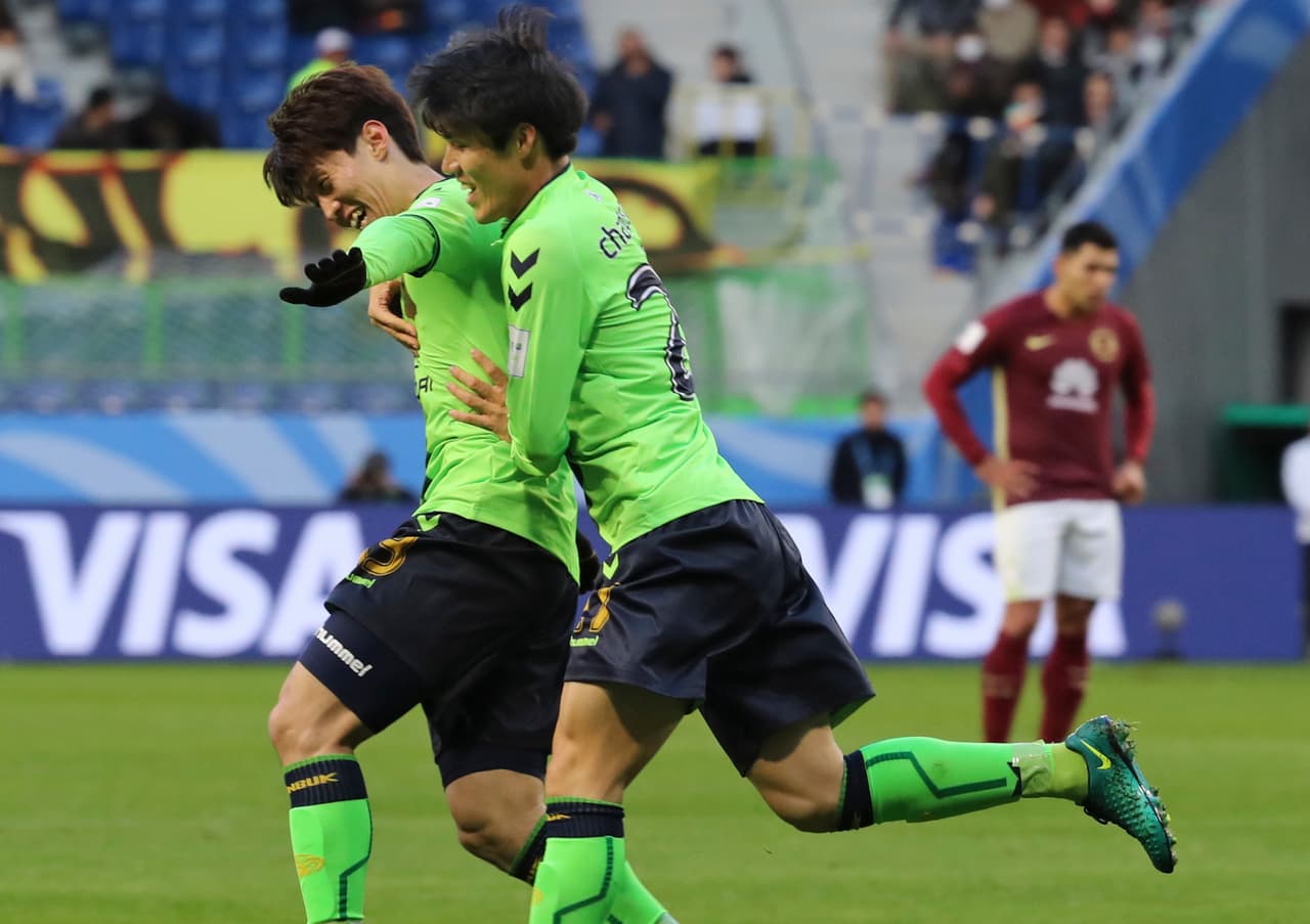 Al minuto 23, Kim Bo-Kyung puso a celebrar a Jeonbuk con un zurdazo desde el centro del área por el lado derecho de la portería, gracias a una asistencia de Park Won-Jae.