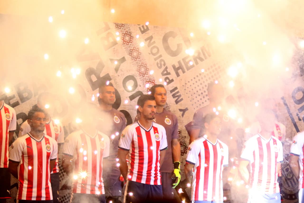 El Club Deportivo Guadalajara acompañó la presentación de su playera de local con un video donde el lema central fue la
<i>Patria Rojiblanca</i>, la cual Chivas busca honrar en su nueva camiseta.