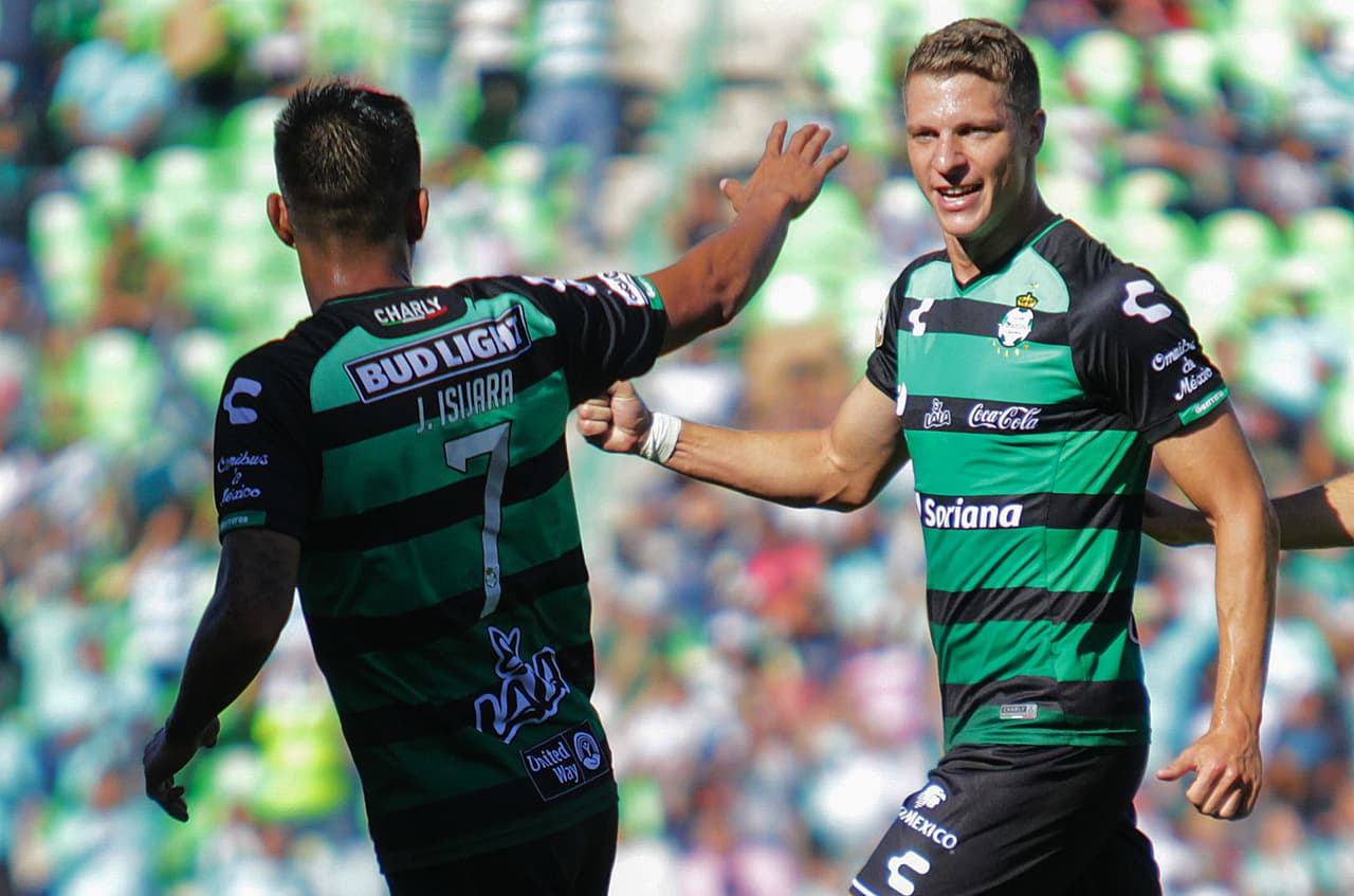 Para el segundo tiempo cambiaron los shorts blancos por los negros que normalmente completan su segunda indumentaria.