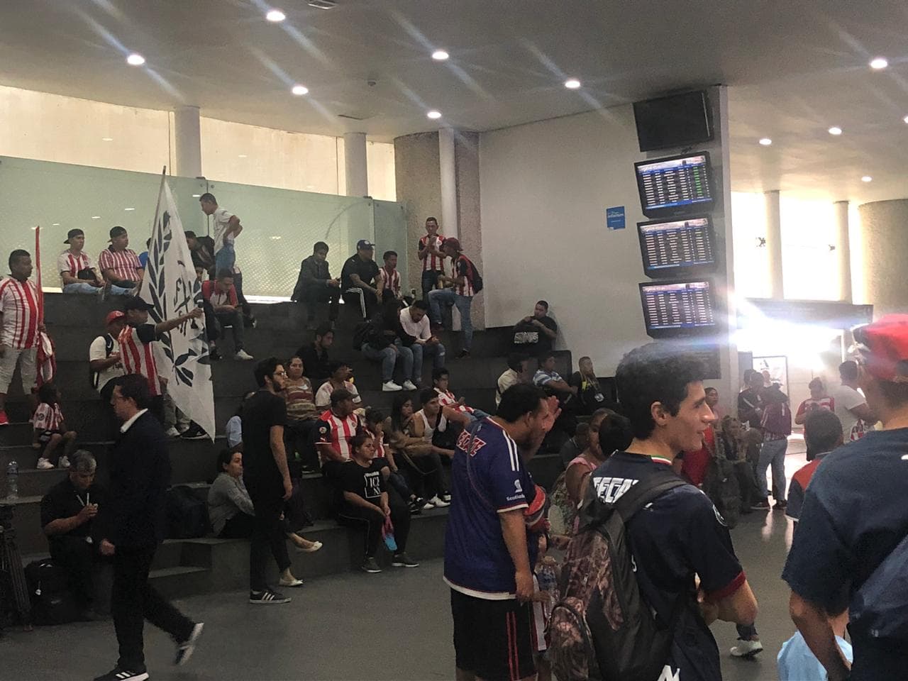 Así se vivió la llegada de los jugadores de las Chivas del Guadalajara a la Ciudad de México por parte de un numeroso contingente que los recibió previo a la Semana de Súper Clásicos.