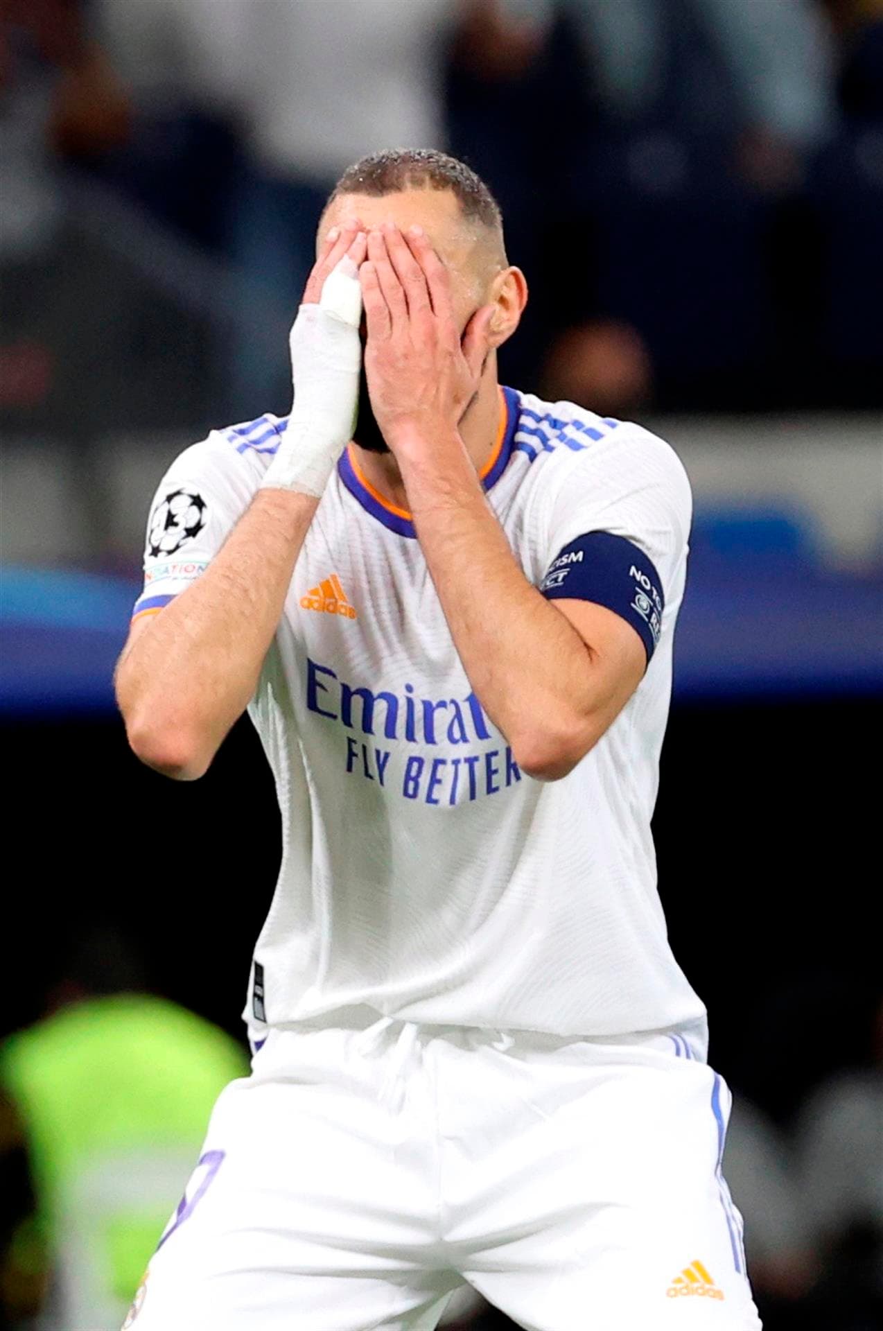 Real Madrid cae en casa ante el Sheriff Tiraspol 2-1 en la fase de grupos de la UEFA Champions League. El equipo moldavo abrió con gol de Jasurbek Yakhshiboev al 25’, pero Karim Benzema igualó el marcador tras cobrar un penalti, pero la visita selló su victoria al 89’ con anotación de Sebastién Thill.