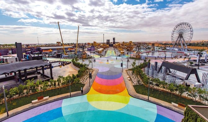 Para poder accesar a Diriyah Arena, se tiene que pasar a través del Diriyah Oasis, que es un centro cultural y de entretenimiento, cuenta con cuatro zonas con diversas actividades: naturaleza, imaginación, reflexión y emoción.