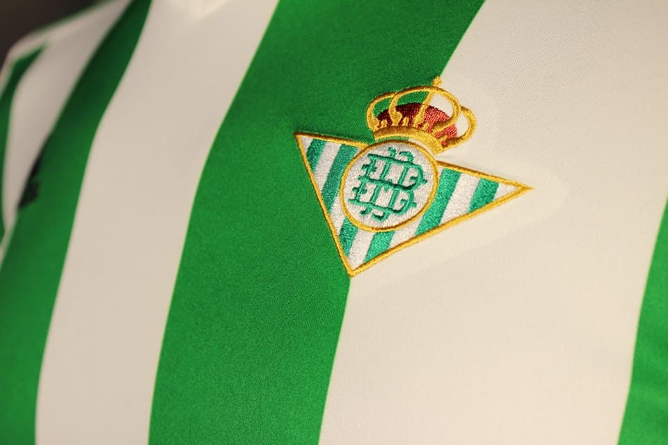El Betis de Quique Setién, su nuevo entrenador, vestira con sus acostumbaradas franjas verticales verdes y blancas.