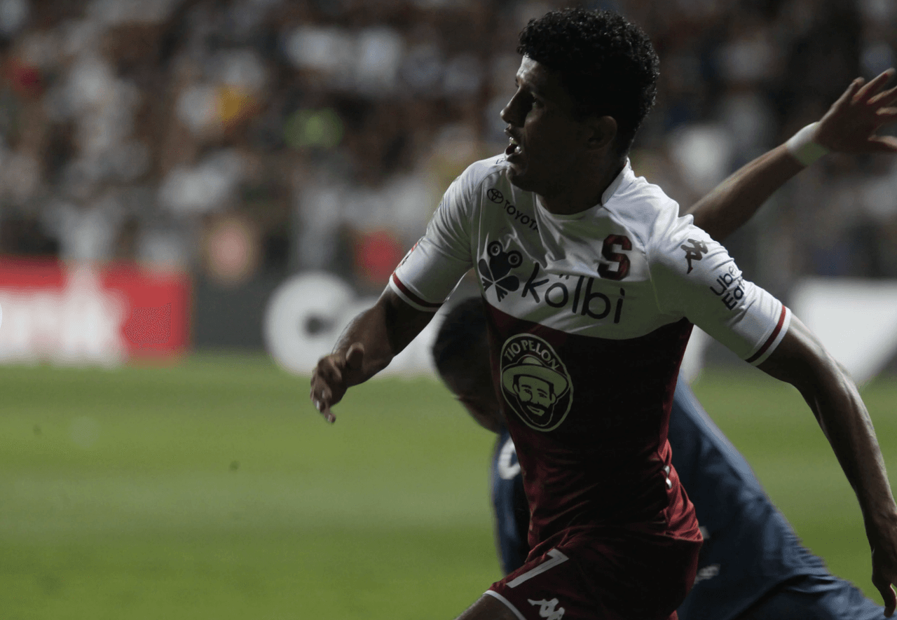 Saprissa venció al Motagua 1-0 con gol de Venegas en la final de ida; Salinas se fue expulsado por doble amarilla.