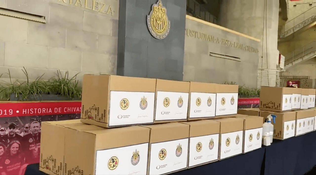 Chivas entrega mil 500 despensas para mariachis