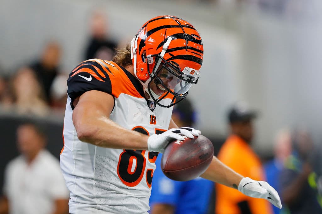 Pero en el mismo primer cuarto respondieron los visitantes. Andy Dalton se conectó con (83) su ala cerrada Tyler Eiffert en un envió de anotación de 15 yardas para igualar 7-7 el partido.
